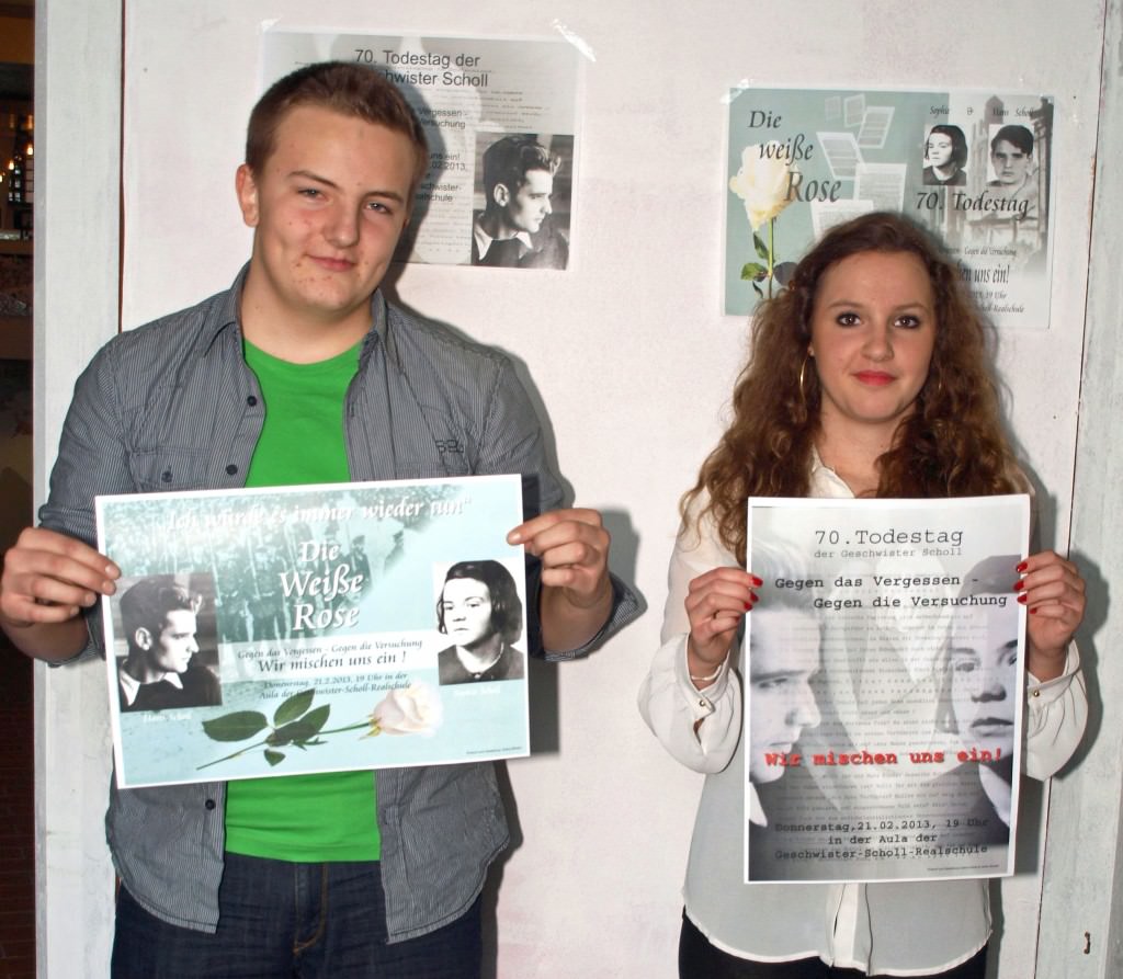 Schüler mit Plakaten gegen das Vergessen